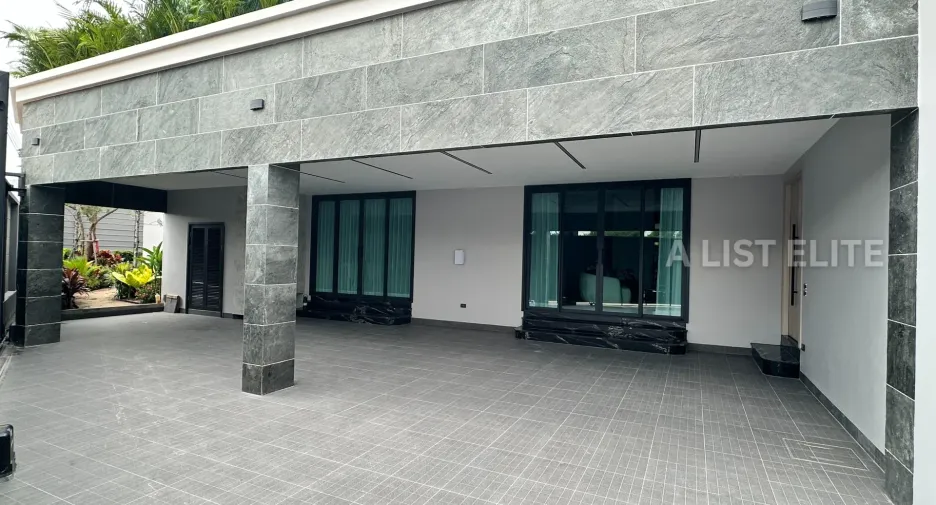 For sale 4 bedrooms house in Lan Krabue, Kamphaeng Phet
