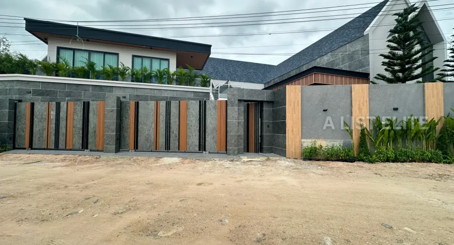 For sale 4 bedrooms house in Lan Krabue, Kamphaeng Phet