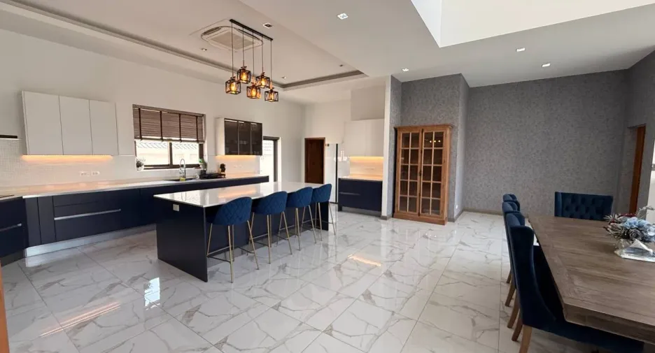 Villa en venta y en alquiler de 6 habitaciones en Bang Lamung, Chonburi