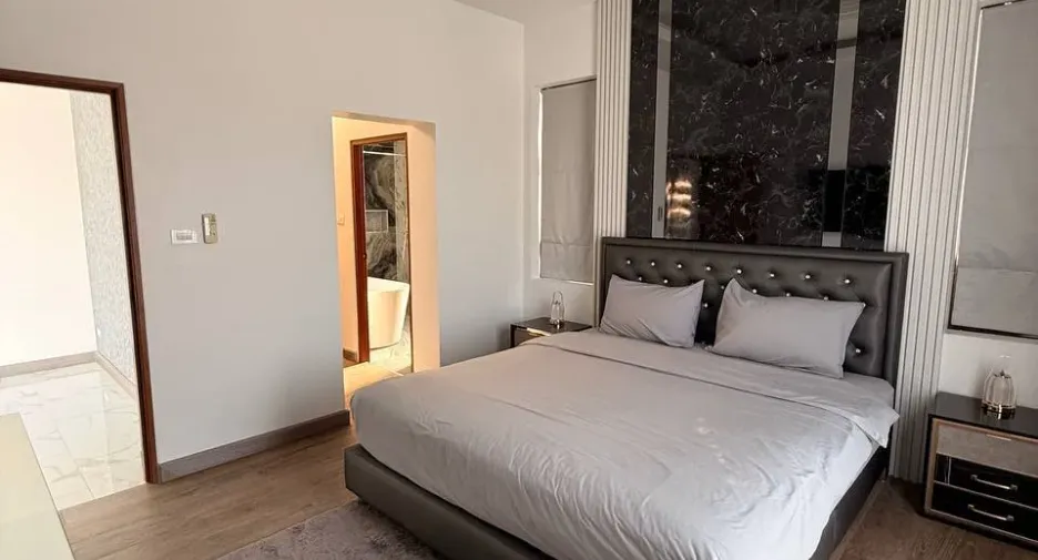 Villa en venta y en alquiler de 6 habitaciones en Bang Lamung, Chonburi
