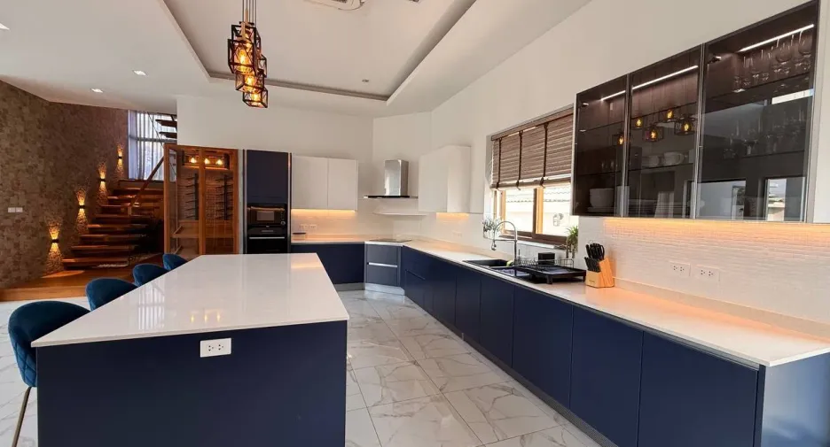 Villa en venta y en alquiler de 6 habitaciones en Bang Lamung, Chonburi