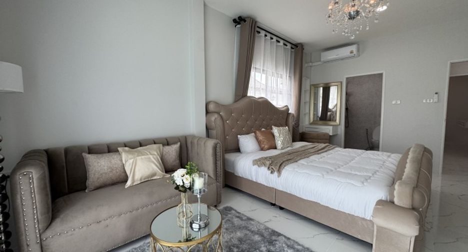 For sale 4 bedrooms house in Si Racha, Chonburi