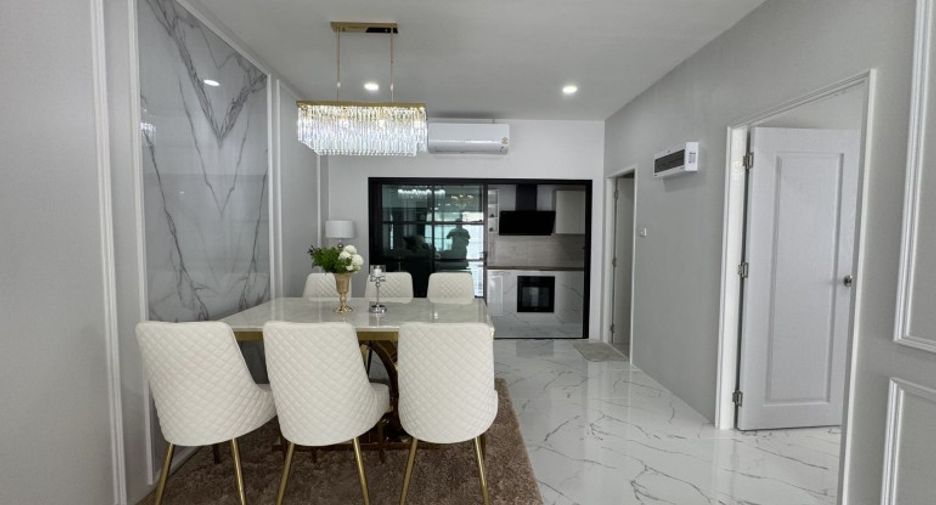 For sale 4 bedrooms house in Si Racha, Chonburi