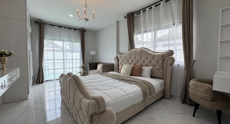 For sale 4 bedrooms house in Si Racha, Chonburi