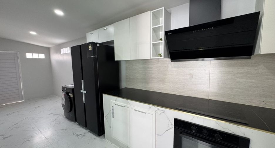 For sale 4 bedrooms house in Si Racha, Chonburi