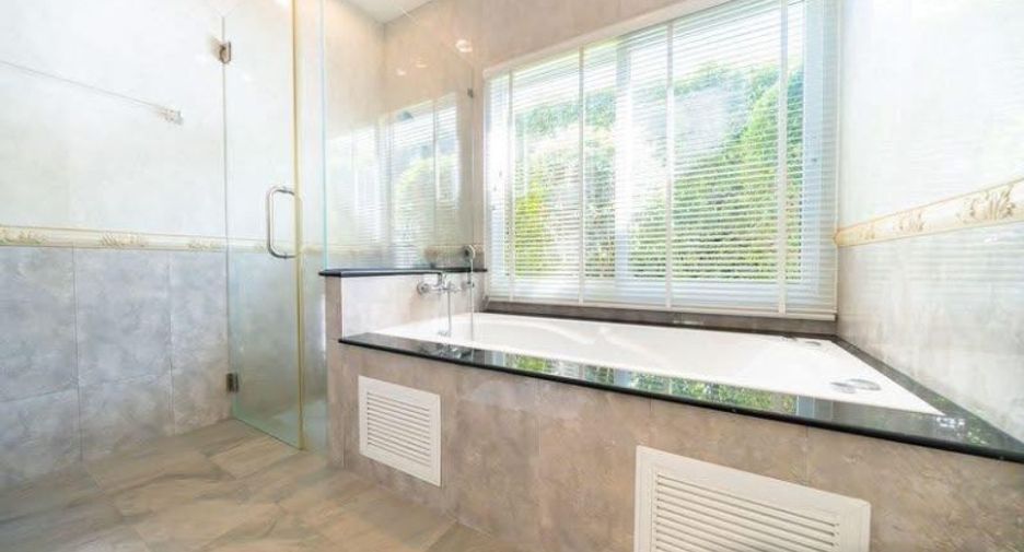 For sale 4 bedrooms house in East Pattaya, Pattaya