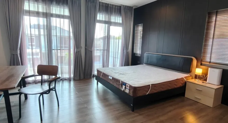 For rent and for sale 4 bedrooms house in Bang Phli, Samut Prakan