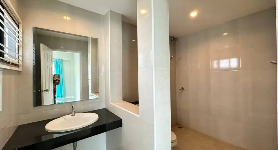 For sale 3 bedrooms townhouse in Bueng Kum, Bangkok