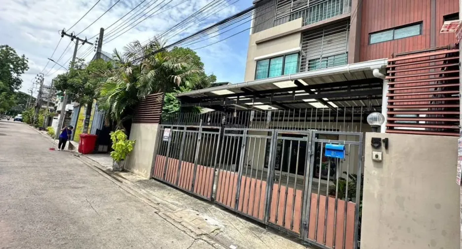 For sale 3 bedrooms townhouse in Bueng Kum, Bangkok