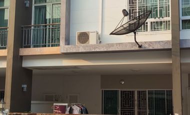 Reihenhaus zum Kauf mit 3 Zimmer in Bang Khae, Bangkok