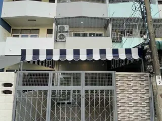 For rent 3 bedrooms townhouse in Phra Khanong, Bangkok