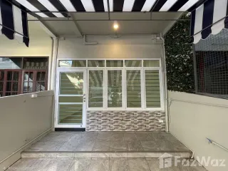 For rent 3 bedrooms townhouse in Phra Khanong, Bangkok
