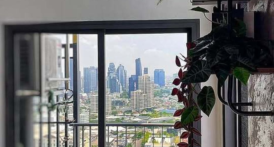 For rent 3 bedrooms condo in Khlong Toei, Bangkok