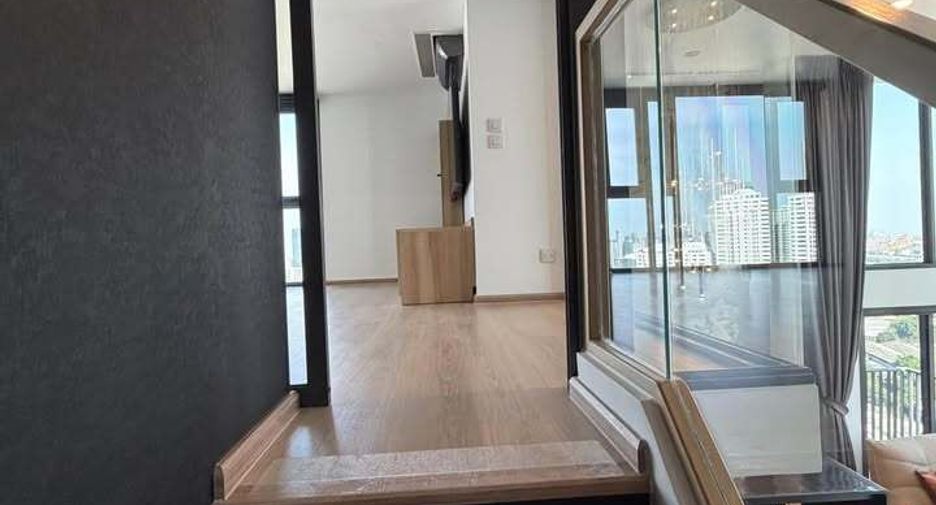 For rent 3 bedrooms condo in Khlong Toei, Bangkok