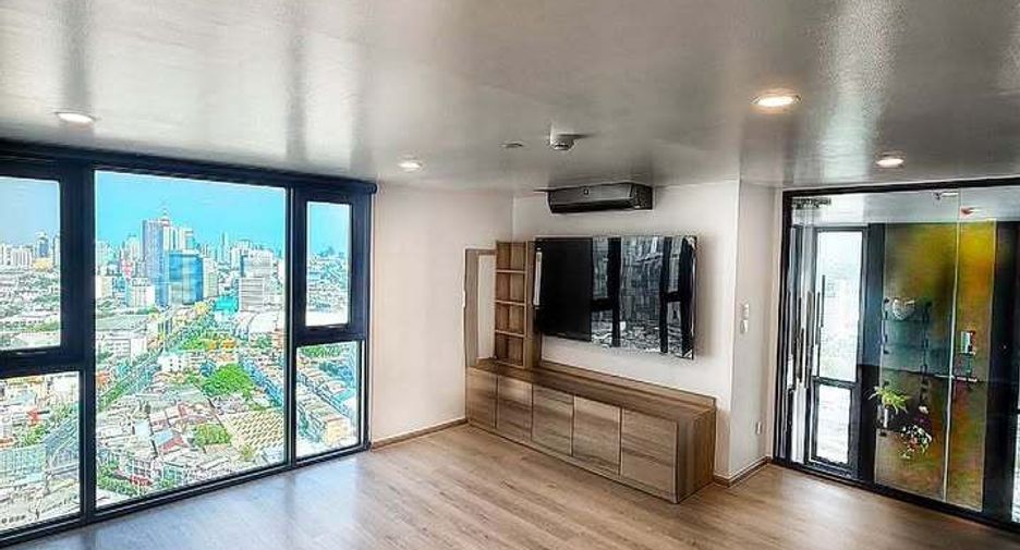 For rent 3 bedrooms condo in Khlong Toei, Bangkok
