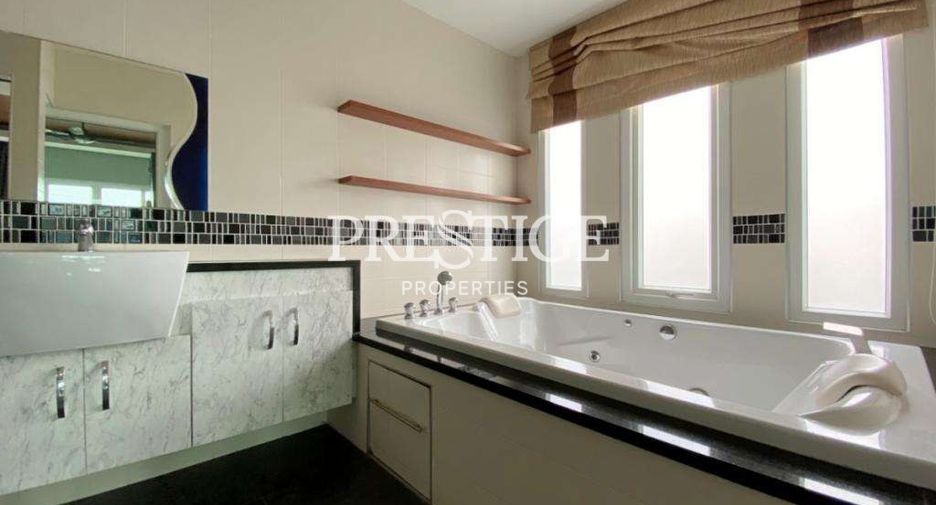 Casa en alquiler de 5 habitaciones en Bang Lamung, Chonburi