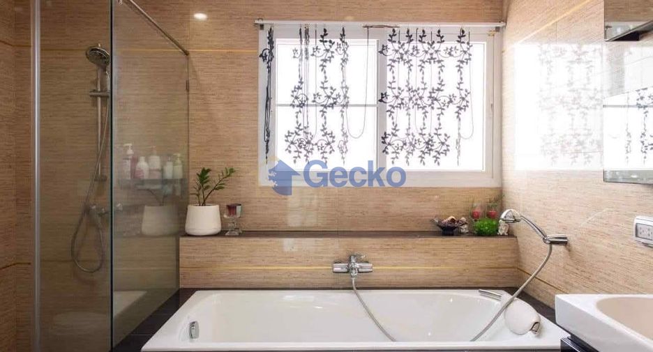 Casa en alquiler de 4 habitaciones en Bang Lamung, Chonburi