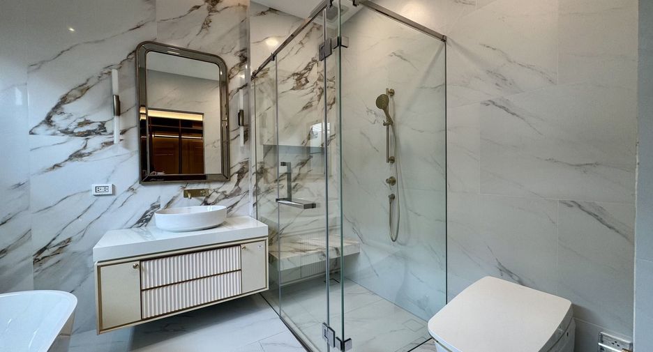 Haus zur Miete mit 4 Zimmer in Saphan Sung, Bangkok