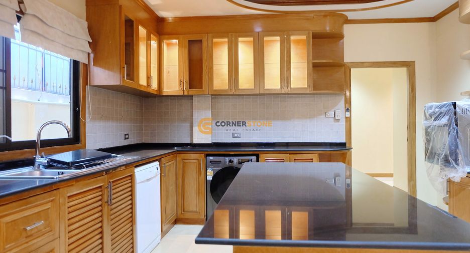 Casa en alquiler de 4 habitaciones en Bang Lamung, Chonburi