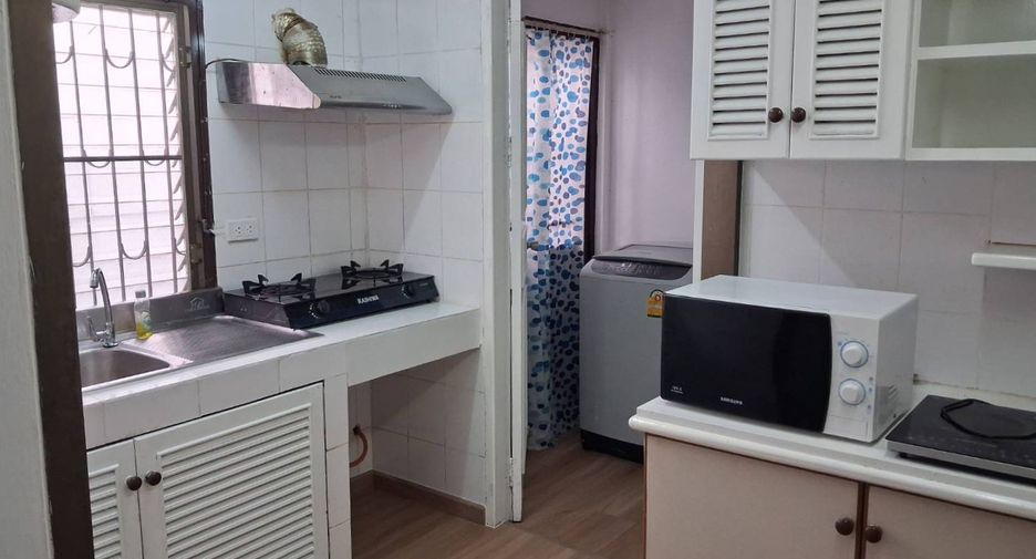 For rent 5 bedrooms townhouse in Watthana, Bangkok