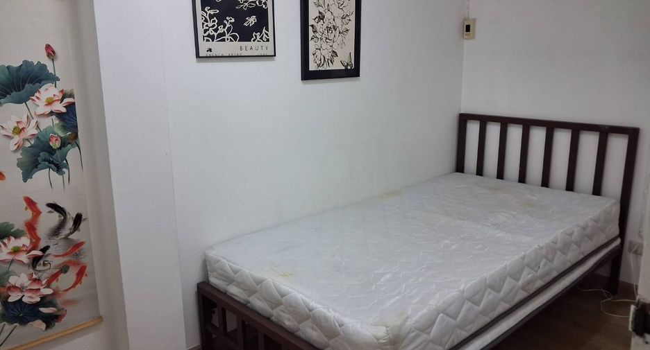 For rent 5 bedrooms townhouse in Watthana, Bangkok