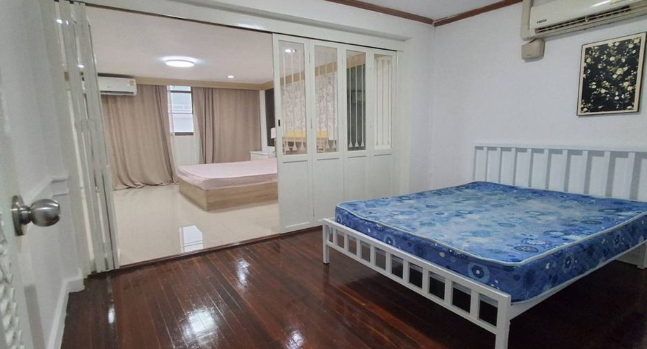 For rent 5 bedrooms townhouse in Watthana, Bangkok