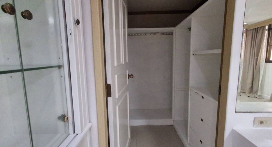 For rent 5 bedrooms townhouse in Watthana, Bangkok