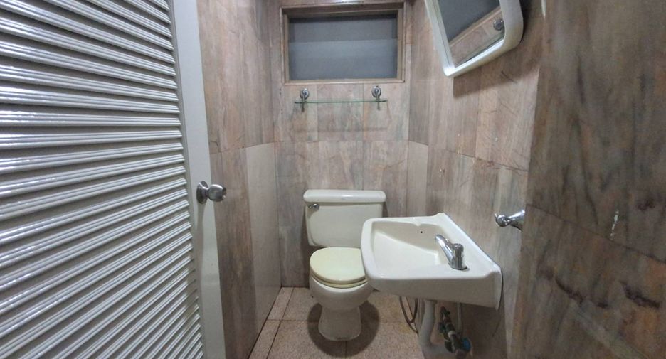 For rent 5 bedrooms townhouse in Watthana, Bangkok