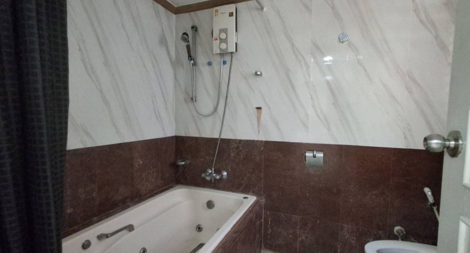 For rent 5 bedrooms townhouse in Watthana, Bangkok