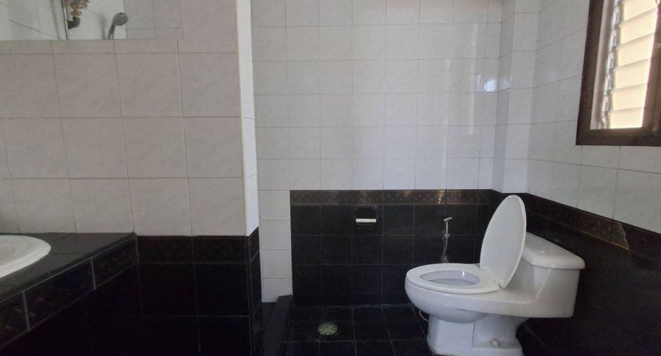 For rent 5 bedrooms townhouse in Watthana, Bangkok