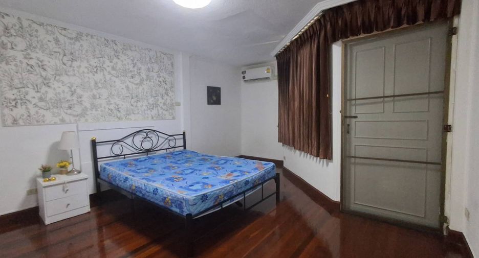 For rent 5 bedrooms townhouse in Watthana, Bangkok