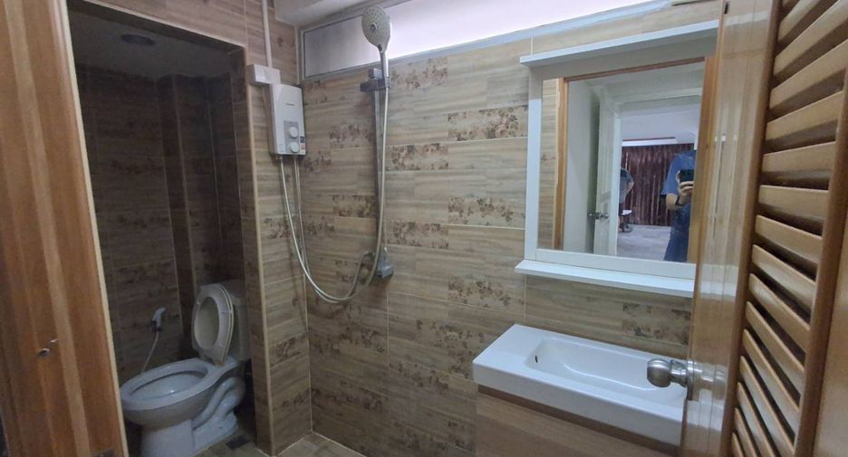 For rent 5 bedrooms townhouse in Watthana, Bangkok