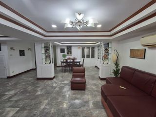Casa adosada en alquiler de 5 habitaciones en Watthana, Bangkok