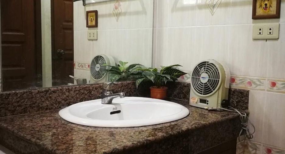 For sale 4 bedrooms house in Mueang Lamphun, Lamphun