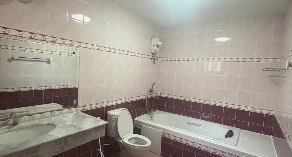 For rent 3 bedrooms apartment in Phaya Thai, Bangkok