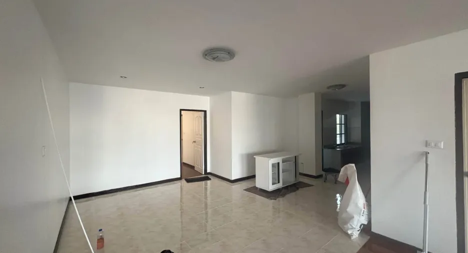 For rent 3 bedrooms apartment in Phaya Thai, Bangkok