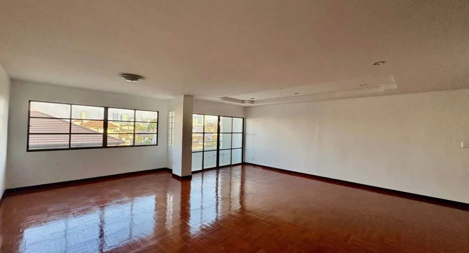 For rent 3 bedrooms apartment in Phaya Thai, Bangkok