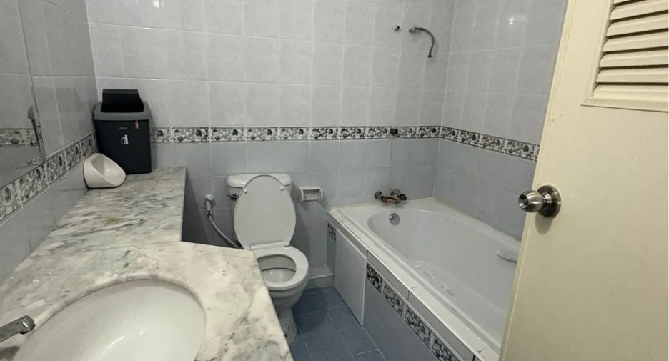 For rent 3 bedrooms apartment in Phaya Thai, Bangkok