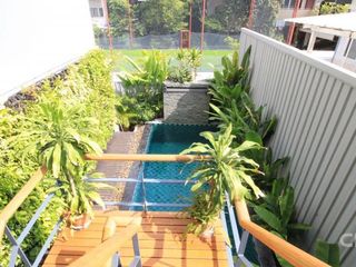 Casa adosada en venta de 8 habitaciones en Watthana, Bangkok
