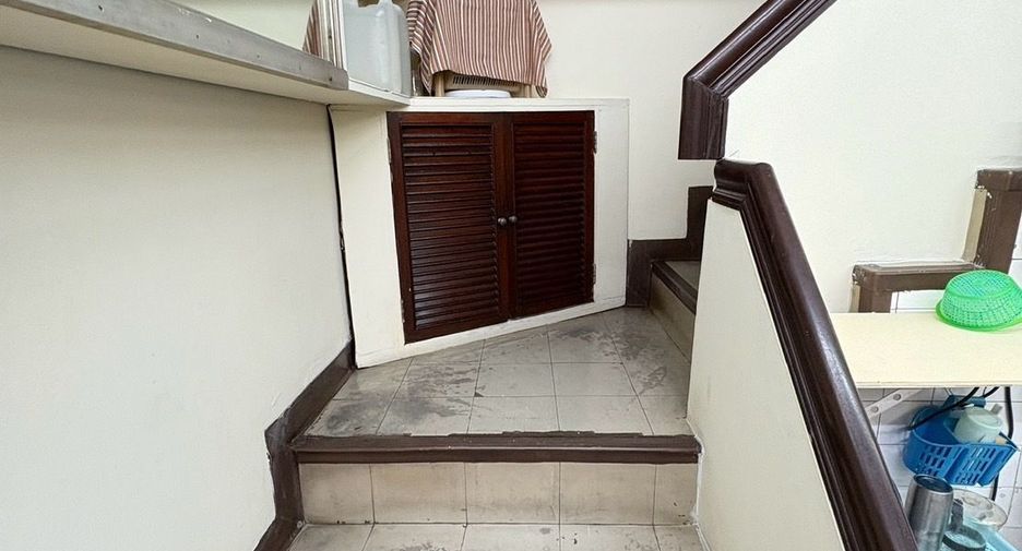For rent 5 bedrooms retail Space in Samphanthawong, Bangkok