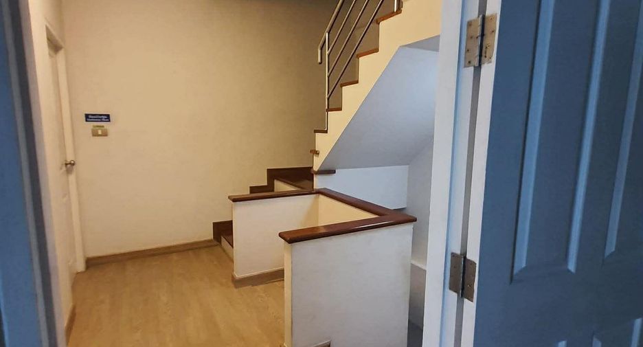 For rent 3 bedrooms townhouse in Pak Kret, Nonthaburi