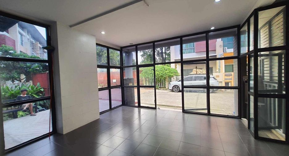 For rent 3 bedrooms townhouse in Pak Kret, Nonthaburi