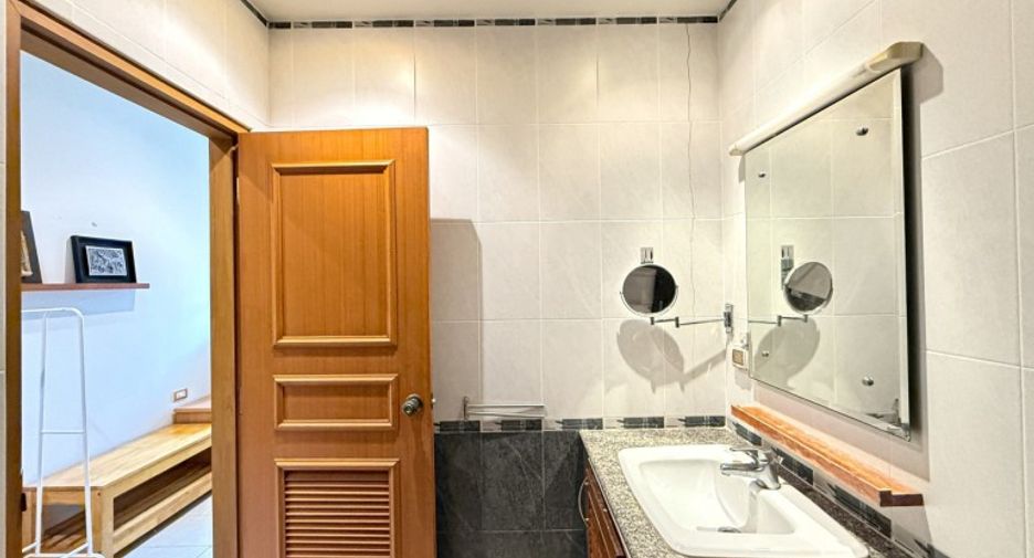 For sale 2 bedrooms condo in Pratumnak, Pattaya