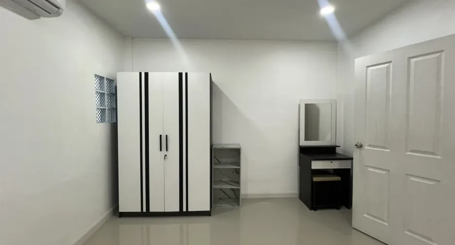 Reihenhaus zur Miete mit 3 Zimmer in Phra Khanong, Bangkok