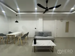 Casa adosada en alquiler de 3 habitaciones en Phra Khanong, Bangkok