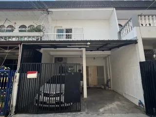 Casa adosada en alquiler de 3 habitaciones en Phra Khanong, Bangkok