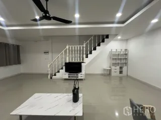 Casa adosada en alquiler de 3 habitaciones en Phra Khanong, Bangkok