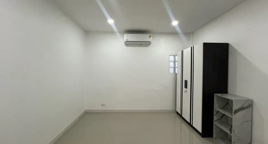 Reihenhaus zur Miete mit 3 Zimmer in Phra Khanong, Bangkok