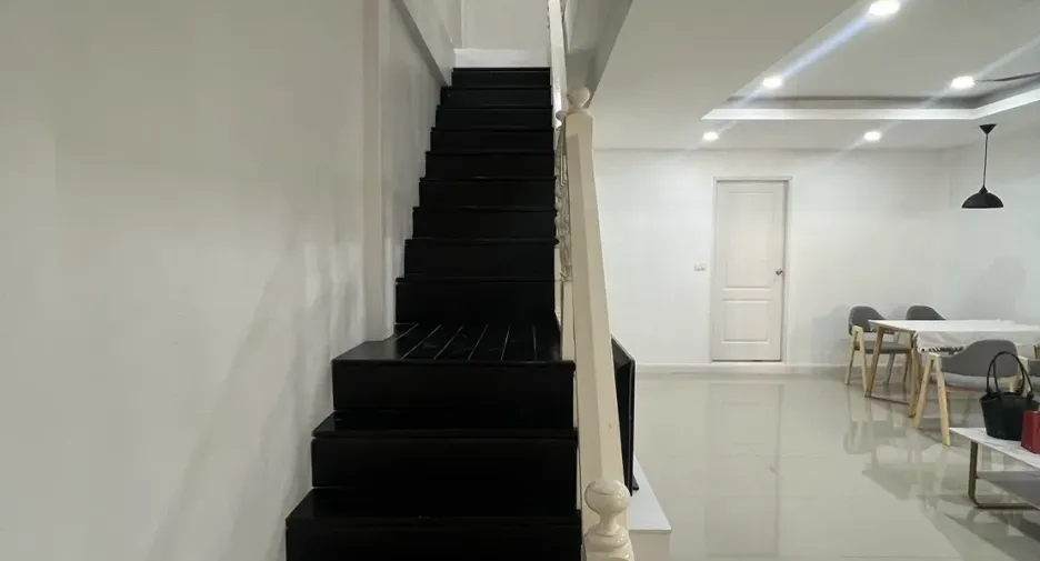 Reihenhaus zur Miete mit 3 Zimmer in Phra Khanong, Bangkok