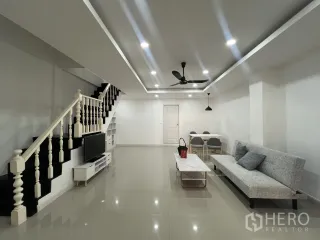 Casa adosada en alquiler de 3 habitaciones en Phra Khanong, Bangkok